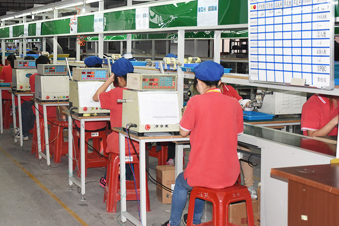 嚴(yán)格制作中的生產(chǎn)人員